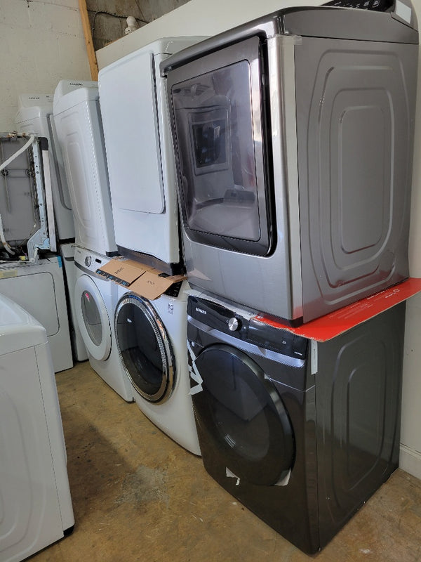 Picture of some scratch and dent washers and dryers from this wholesale appliance program.