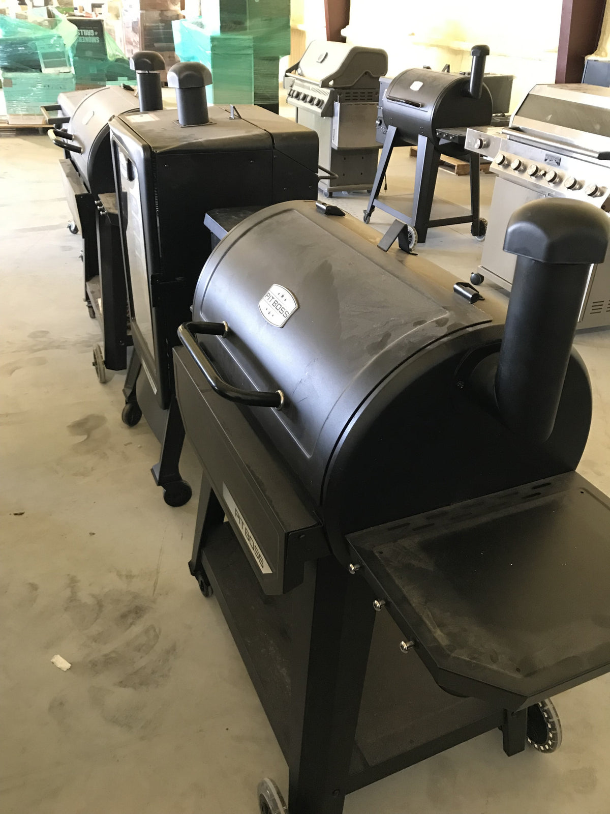 Lot 6 Wholesale Pallet 307 | 4 Customer Return Grills