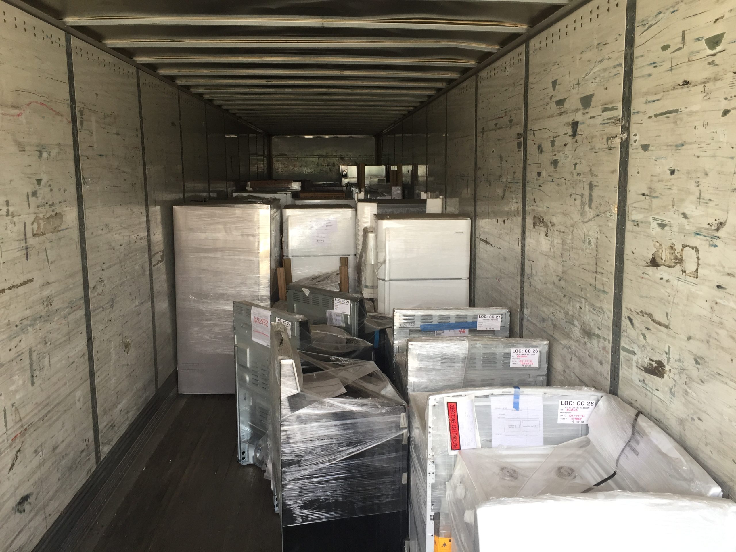 example photos of Full Truckload of Scratch and Dent Appliances from Best Buy’s Scratch and Dent Liquidation Program.